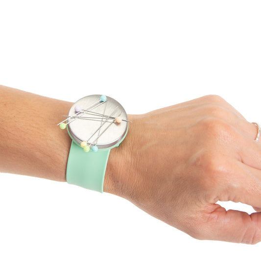 Cajita con 60 alfileres de costura